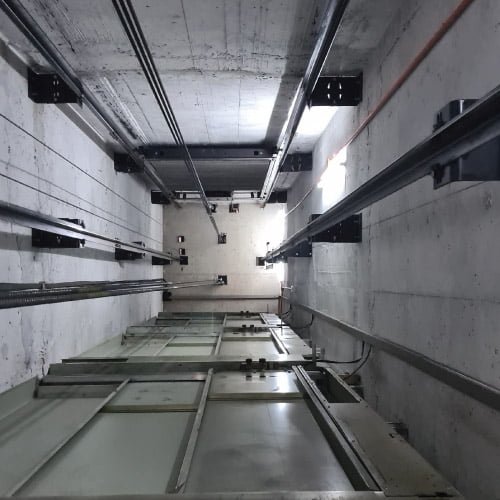 Reparaciones Mayores reemplazo de maquina de tracción de ascensor Edificio Tabancura 3