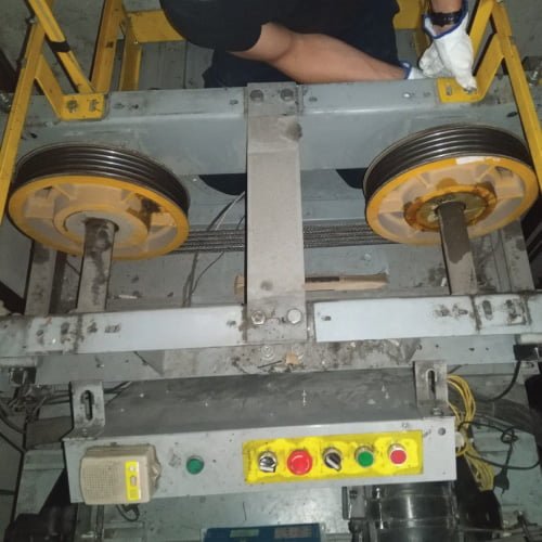 Reparaciones Mayores reemplazo de maquina de tracción de ascensor Edificio Tabancura 2