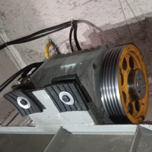 Reparaciones Mayores reemplazo de maquina de tracción de ascensor Edificio Tabancura 3