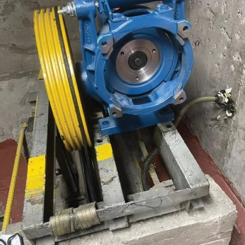 Reparaciones Mayores reemplazo de maquina de tracción de ascensor Edificio Tabancura 3