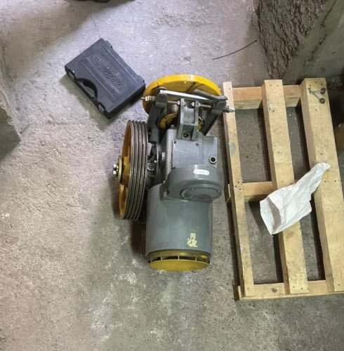 Reparaciones Mayores reemplazo de maquina de tracción de ascensor Edificio Tabancura 4