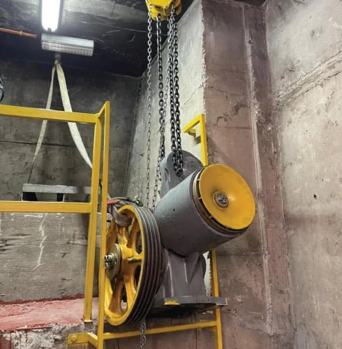 Reparaciones Mayores reemplazo de maquina de tracción de ascensor Edificio Tabancura 6