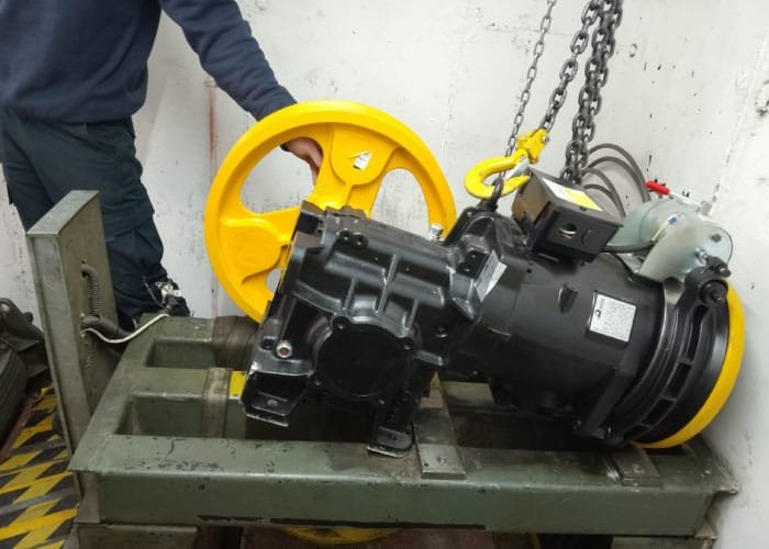 Reparaciones Mayores reemplazo de maquina de tracción de ascensor Edificio Tabancura 3
