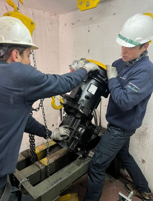 Reparaciones Mayores reemplazo de maquina de tracción de ascensor Edificio Tabancura 4