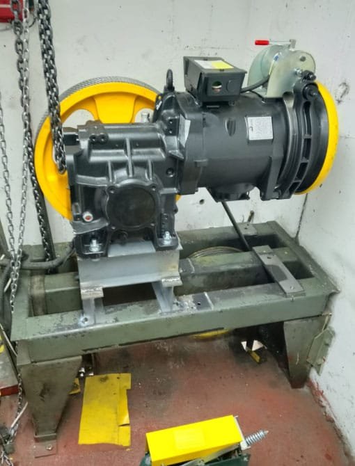 Reparaciones Mayores reemplazo de maquina de tracción de ascensor Edificio Tabancura 6