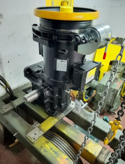 Reparaciones Mayores reemplazo de maquina de tracción de ascensor Edificio Tabancura 5