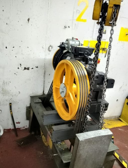 Reparaciones Mayores reemplazo de maquina de tracción de ascensor Edificio Tabancura 6