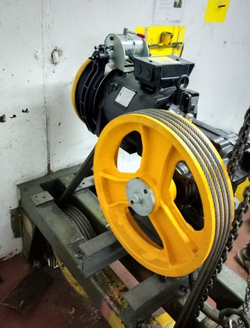 Reparaciones Mayores reemplazo de maquina de tracción de ascensor Edificio Tabancura 6