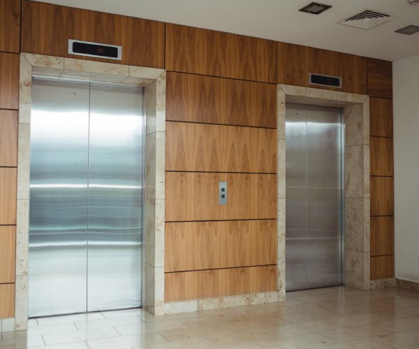 ¿En cuál artículo se especifica que la mantención de ascensores o montacargas debe ser mensual?