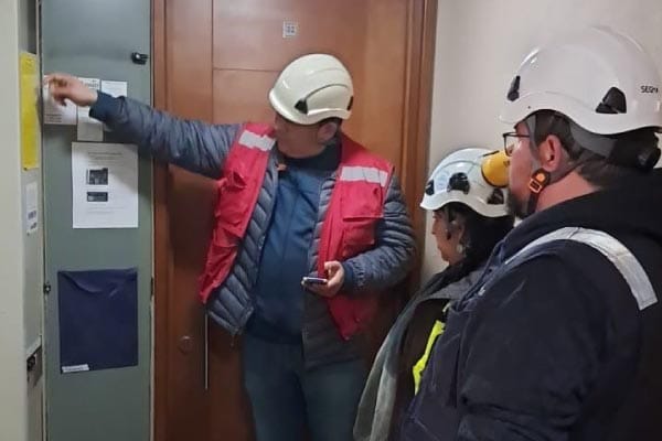 Equipo SAS CHILE revisando panel de ascensor en Concepción
